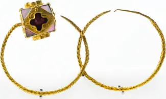Boucles d'oreilles en or tressé avec pendentif cubique émaillé Boucles d'oreilles en or tressé